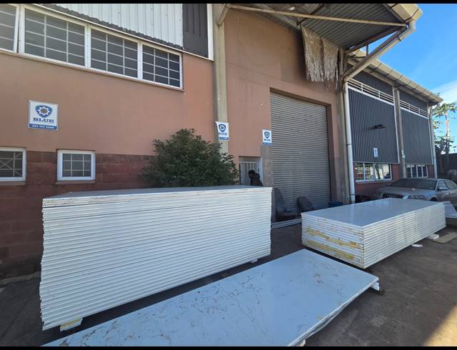 700M² WAREHOUSE TO LET IN NEW GERMANY